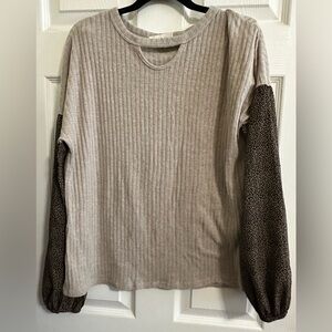 Hailey & Co. Elegant Ribbed Beige and Black Pattered Sleeve Women's Blouse